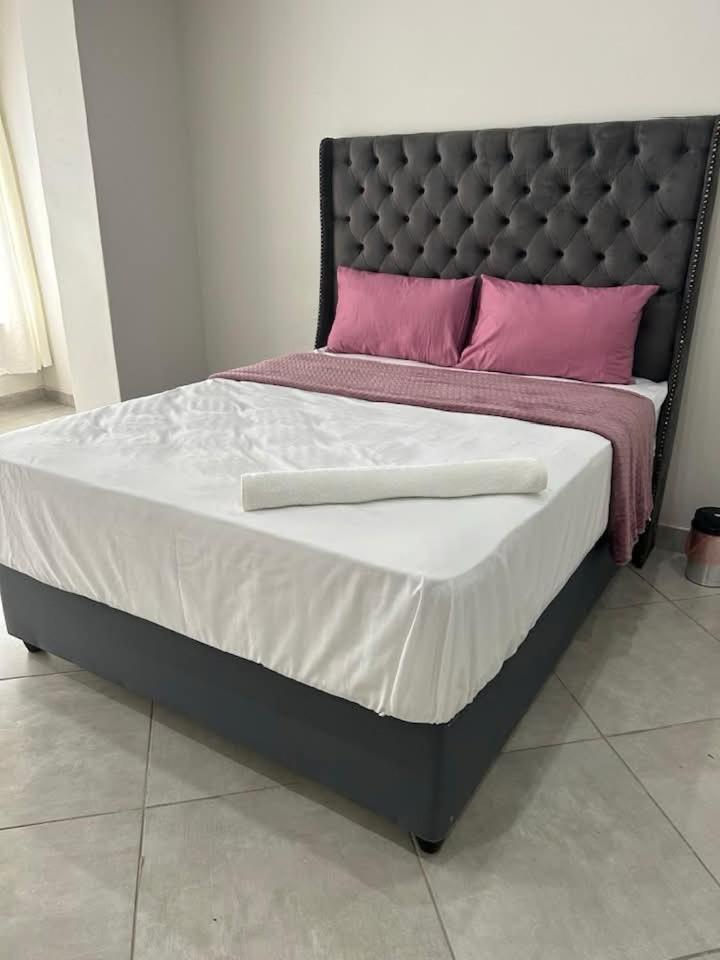 Chocolate City Guest House East London Bagian luar foto